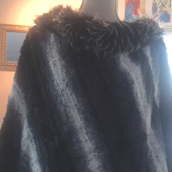 Faux Fur Shawl Poncho - Picture 4 of 4